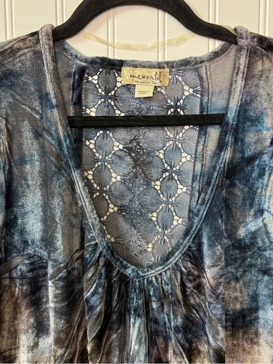 One World Velvet Tie Dye Lace Back Boho Blouse NWT Medium - Picture 4 of 11